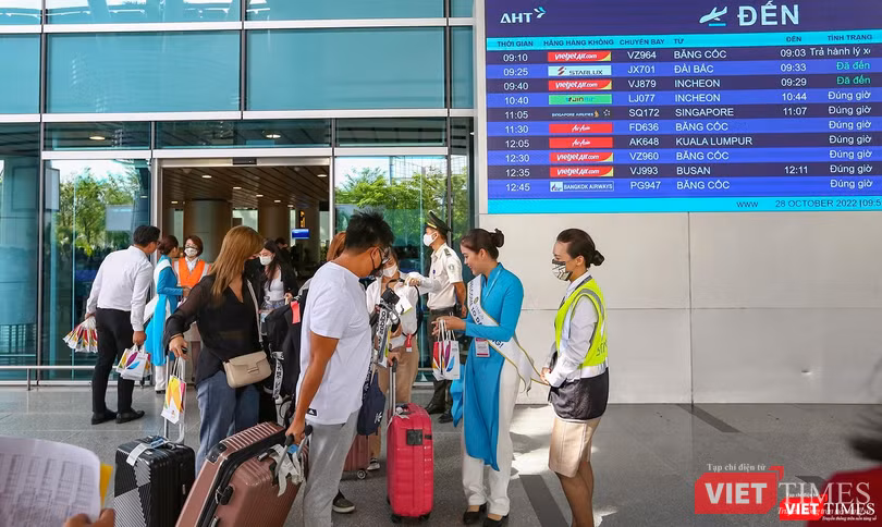 Những hành khách đầu tiên từ Đài Bắc đến Đà Nẵng sau thời gian gián đoạn do dịch COVID-19