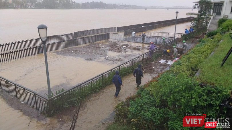 Công nhân túc trực để dọn rác