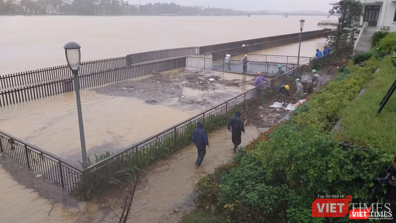 Công nhân túc trực để dọn rác