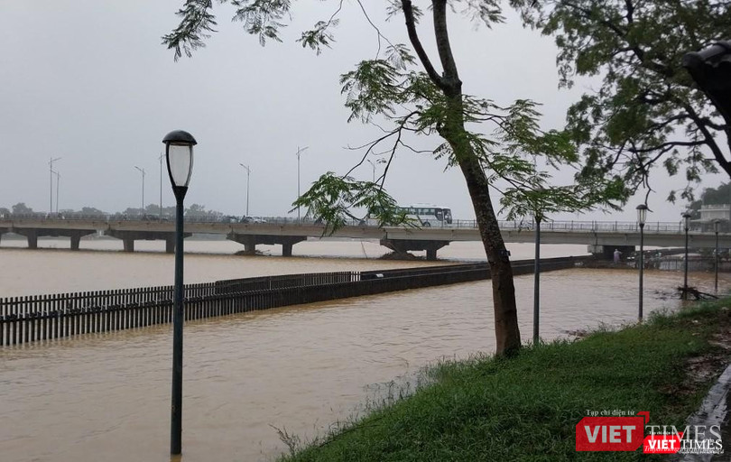 Cầu gỗ lim dọc sông Hương (T.T.Huế) vẫn ngập trong nước lụt