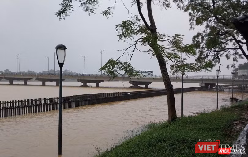 Cầu gỗ lim dọc sông Hương (T.T.Huế) vẫn ngập trong nước lụt
