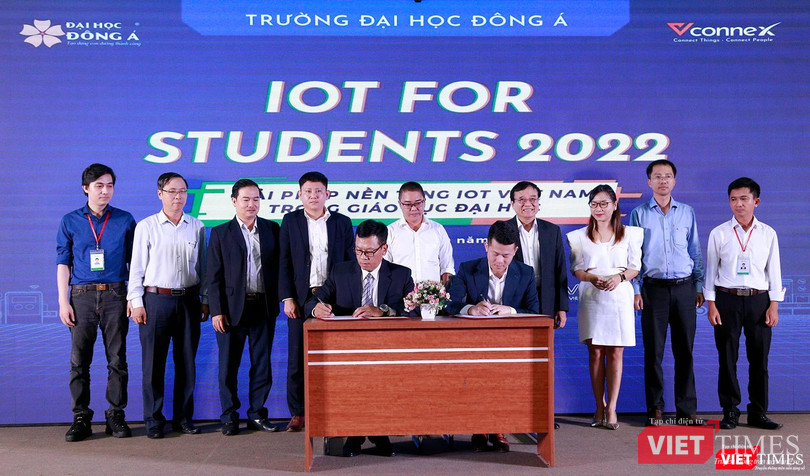 Đại diện Vconnect và ĐH Đông Á ký hợp tác đào tạo, cung ứng nhân lực, nghiên cứu khoa học và chuyển giao giải pháp giáo dục IoT