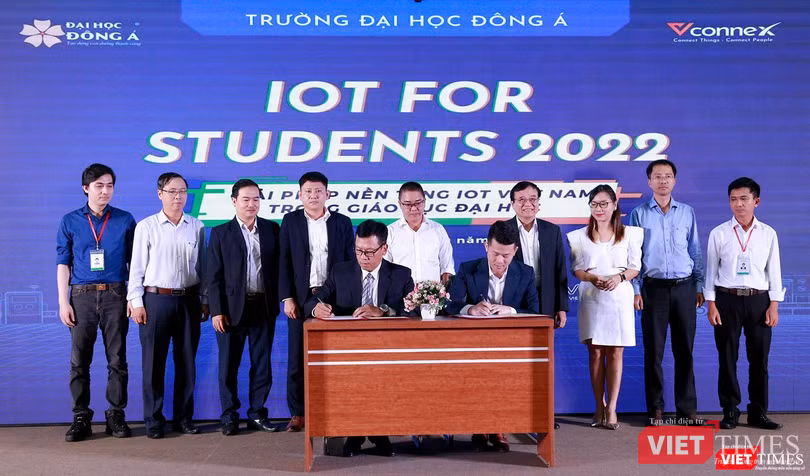 Đại diện Vconnect và ĐH Đông Á ký hợp tác đào tạo, cung ứng nhân lực, nghiên cứu khoa học và chuyển giao giải pháp giáo dục IoT