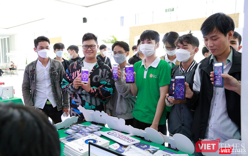 Sinh viên hứng thú với không gian triển lãm IoT tại hơn 30 gian hàng đến từ các doanh nghiệp CNTT và cung cấp các pháp chuyển đổi số