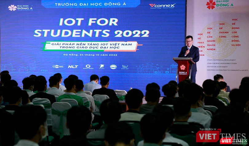 Đại diện ĐH Đông Á trình bày "Giải pháp nền tảng IoT Việt Nam trong giáo dục đại học" tại hội thảo