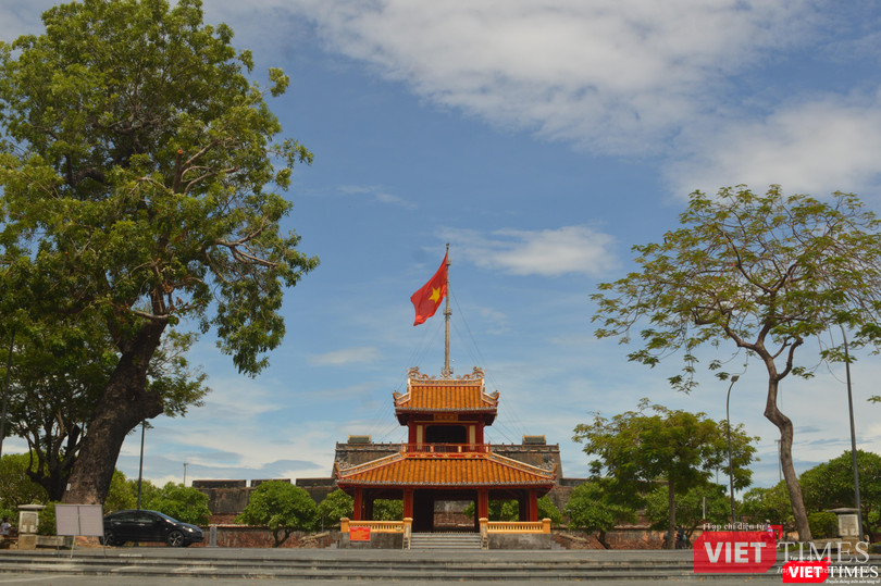 Di tích Phu Văn Lâu, phía sau là Kỳ Đài Huế.