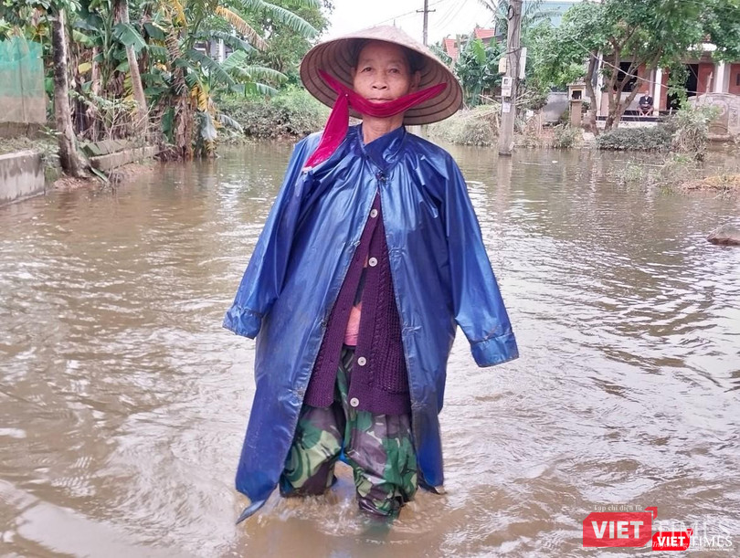 Người dân phải lội nước để di chuyển