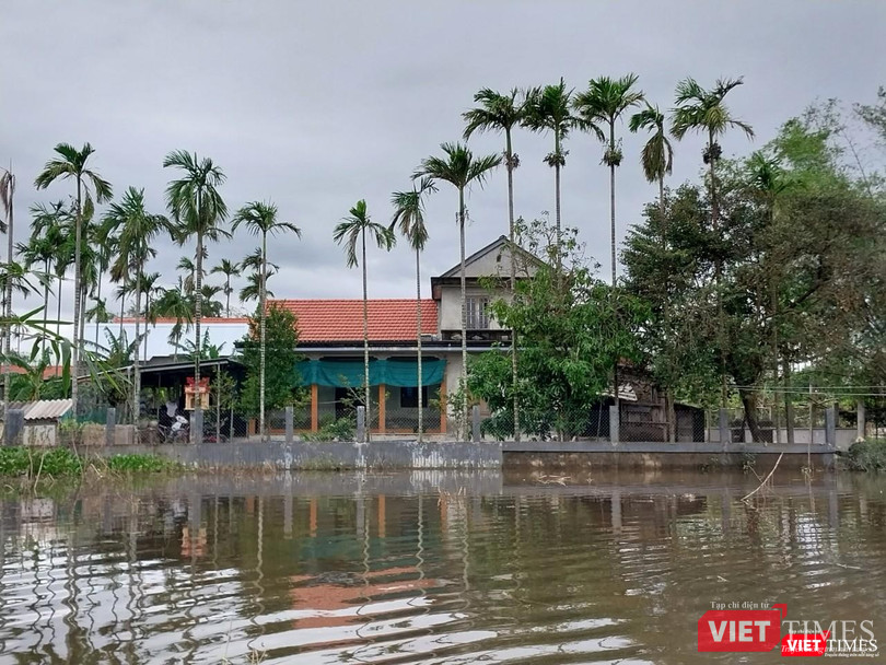 Nhà dân thuộc các xã Quảng Phú, Quảng Vinh, huyện Quảng Điền vẫn ngập sâu trong nước