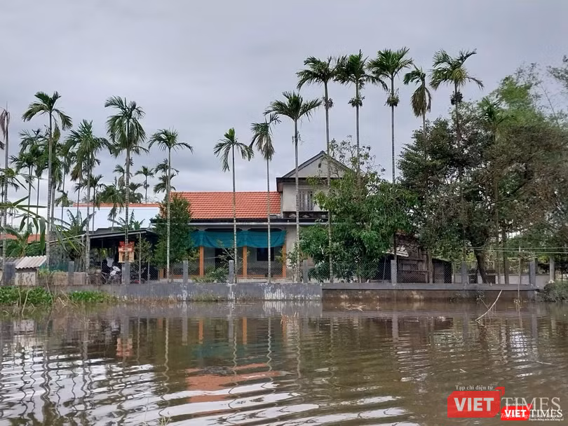 Nhà dân thuộc các xã Quảng Phú, Quảng Vinh, huyện Quảng Điền vẫn ngập sâu trong nước