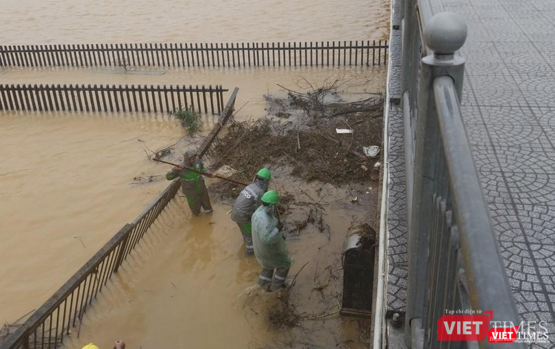 Một đoạn lan can bị nước lỹ xô ngã