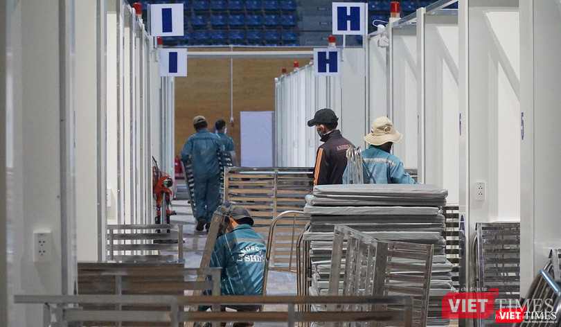 Giường bệnh cũng được tập kết lại khu vực hành lang