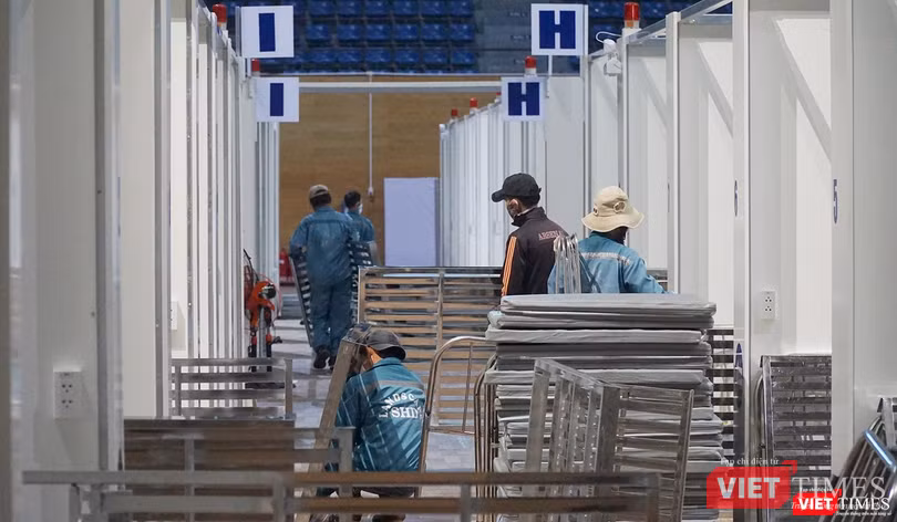 Giường bệnh cũng được tập kết lại khu vực hành lang