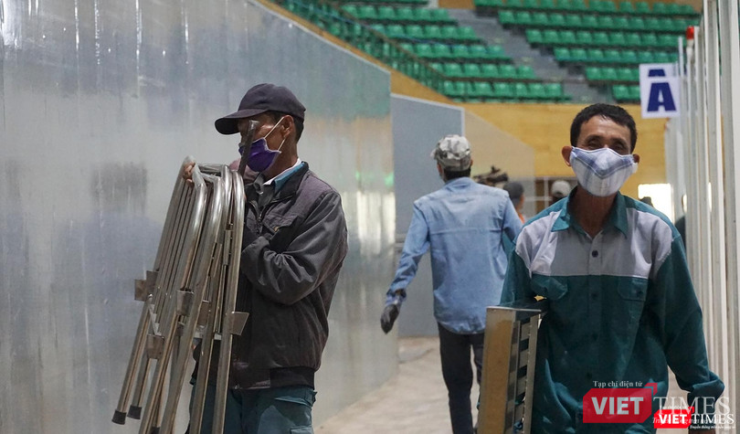 Việc tháo dỡ cũng đảm bảo công tác phòng chống dịch và tuân thủ đeo khẩu trang