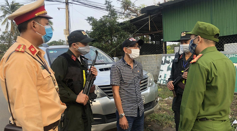 Lực lượng công an Đà Nẵng đang làm việc với tài xế Nguyễn Quách Nguyện 