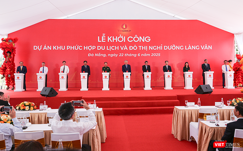 Phó thủ tướng Thường trực Nguyễn Hoà Bình cùng lãnh đạo bộ ngành, địa phương bấm nút khởi công dự án.