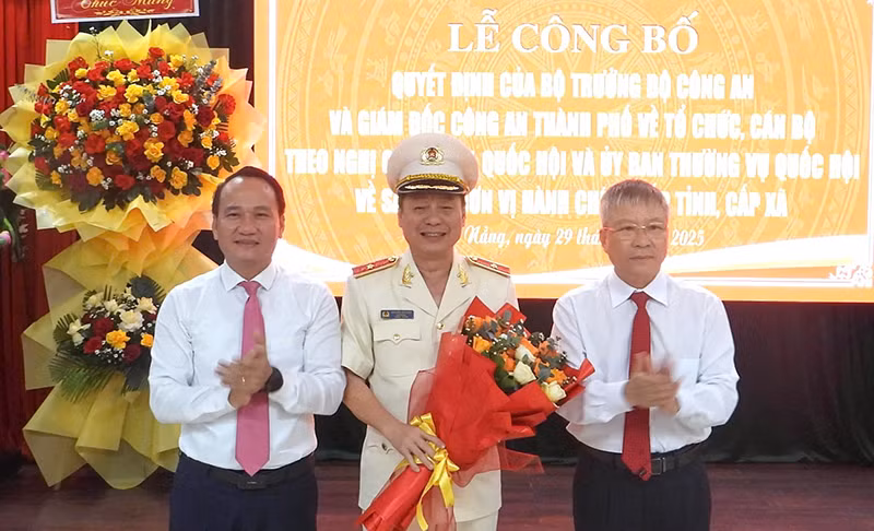 Thiếu tướng Nguyễn Hữu Hợp (giữa), Giám đốc Công an tỉnh Quảng Nam chính thức giữ chức vụ Giám đốc Công an TP Đà Nẵng kể từ ngày 1/7.