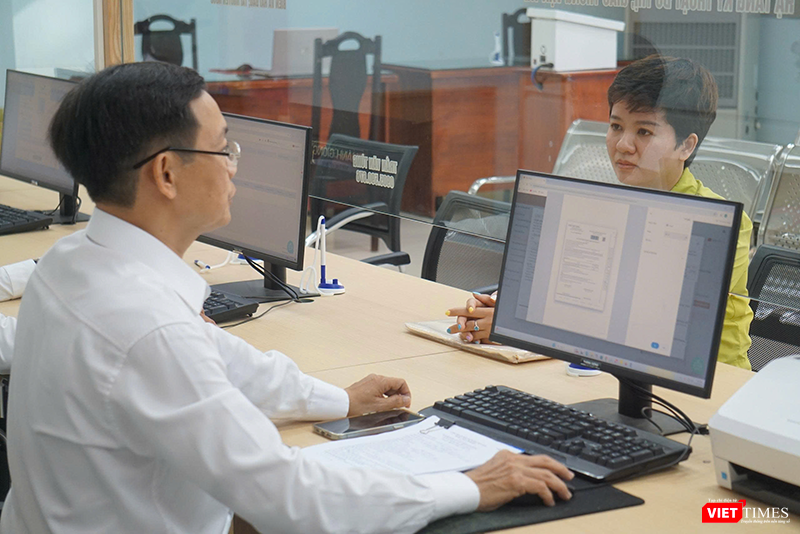 Cán bộ công chức phường Thanh Khê (Đà Nẵng) phục vụ người dân trong ngày đầu thí điểm.