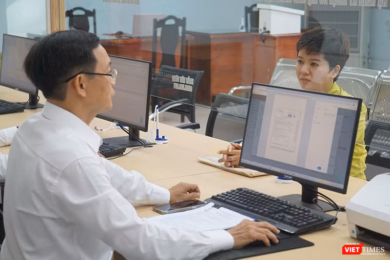 Cán bộ công chức phường Thanh Khê (Đà Nẵng) phục vụ người dân trong ngày đầu thí điểm.