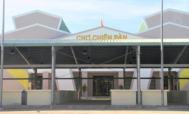 Chợ Chiên Đàn (Phú Ninh, Quảng Nam) được hoàn thành từ năm 2023, nhưng đến nay vẫn đóng cửa.. phủ bụi.