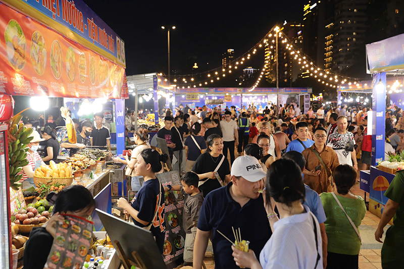 Không gian ẩm thực “Hương vị mùa hè Đà Nẵng” – Danang Summer Taste” tại Công viên Biển Đông, TP Đà Nẵng.