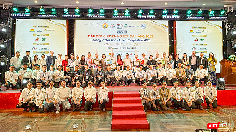 Các đội thi tham gia Cuộc thi Đầu bếp chuyên nghiệp Đà Nẵng 2025 chụp ảnh lưu niệm cùng ban giám khảo và ban tổ chức.