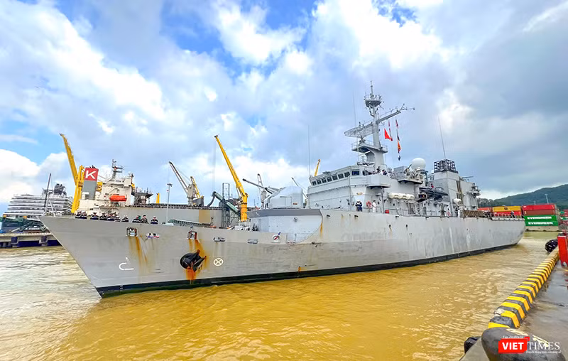 Ngày 14/11, tàu tuần dương Prairial của Hải quân Pháp, do Trung tá Wallerand Faivre D’Arcier làm chỉ huy, đã cập cảng Tiên Sa (TP Đà Nẵng), bắt đầu chuyến thăm xã giao thành phố trong 6 ngày.