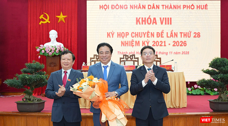 Ông Nguyễn Khắc Toàn (đứng giữa) được bầu giữ chức Chủ tịch Chủ tịch UBND thành phố.