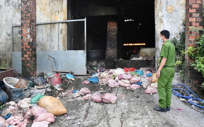 Cơ sở sản xuất mỡ động vật bẩn nằm giữa nghĩa địa thôn Phú Sơn Nam, xã Hoà Tiến, TP Đà Nẵng