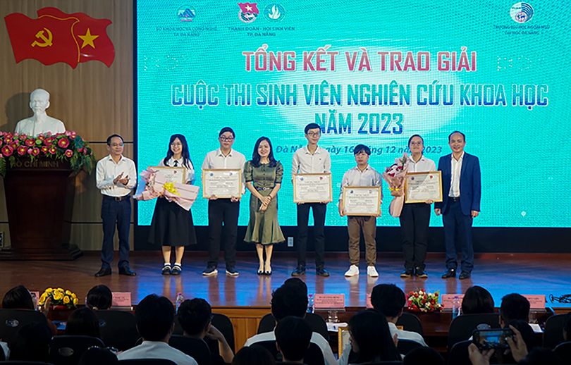 Trao thưởng cho các đề tài đạt giải Nhất tại cuộc thi Sinh viên nghiên cứu khoa học TP Đà Nẵng năm 2023 (ảnh Thanh Thảo)