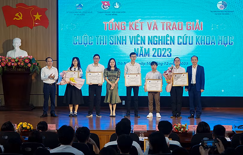 Trao thưởng cho các đề tài đạt giải Nhất tại cuộc thi Sinh viên nghiên cứu khoa học TP Đà Nẵng năm 2023 (ảnh Thanh Thảo)