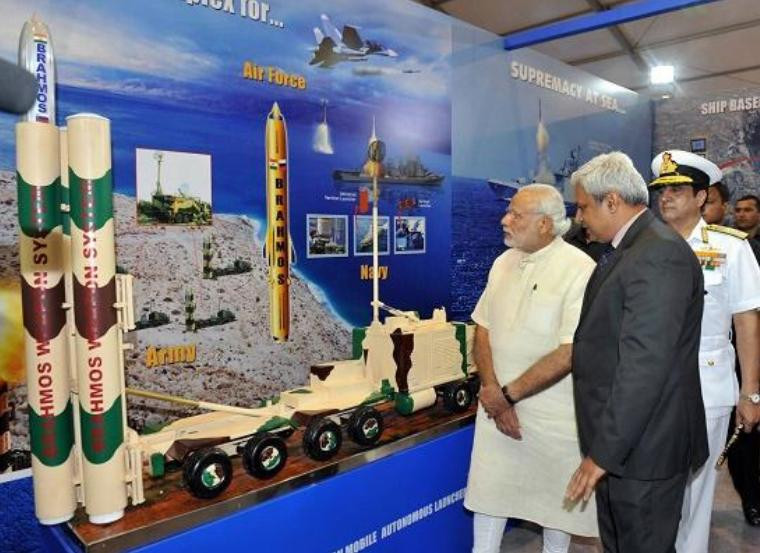 Thủ tướng Ấn Độ Narendra Modi đến thăm cơ sở sản xuất tên lửa hành trình siêu âm BrahMos. Ảnh: Ifeng.