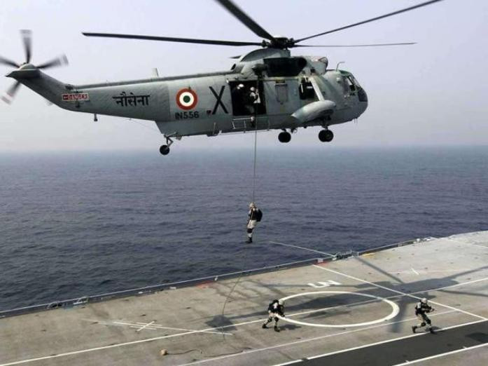 Máy bay trực thăng săn ngầm Sea King của hải quân Ấn Độ. Ảnh: Hindustan Times