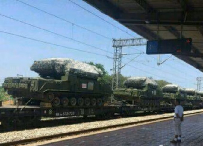 Trung Quốc vận chuyển hệ thống tên lửa phòng không tầm gần HQ-17 và tầm trung HQ-16 đến khu vực Tây Tạng bằng đường sắt. Ảnh: Sina.