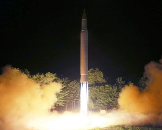 Ngày 28/7/2017, Triều Tiên phóng thử tên lửa đạn đạo xuyên lục địa lần hai trong tháng 7/2017. Ảnh: AFP/Getty Images.