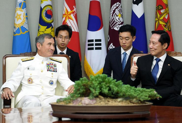 Bộ trưởng Quốc phòng Hàn Quốc Song Young-moo tiếp Tư lệnh Bộ Tư lệnh Thái Bình Dương, quân đội Mỹ, Đô đốc Harry Harris. Ảnh: The Hankyoreh.