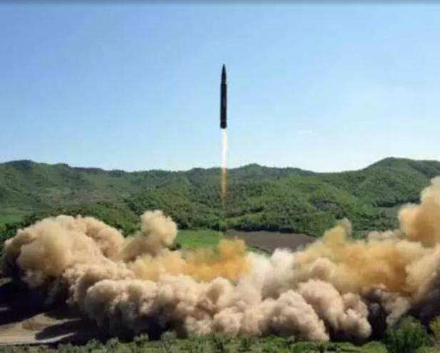 Tên lửa đạn đạo Hwasong-14 Triều Tiên. Ảnh: CCTV.