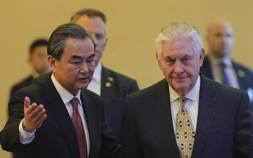 Ngoại trưởng Trung Quốc Vương Nghị và Ngoại trưởng Mỹ Rex Tillerson. Ảnh: South China Morning Post