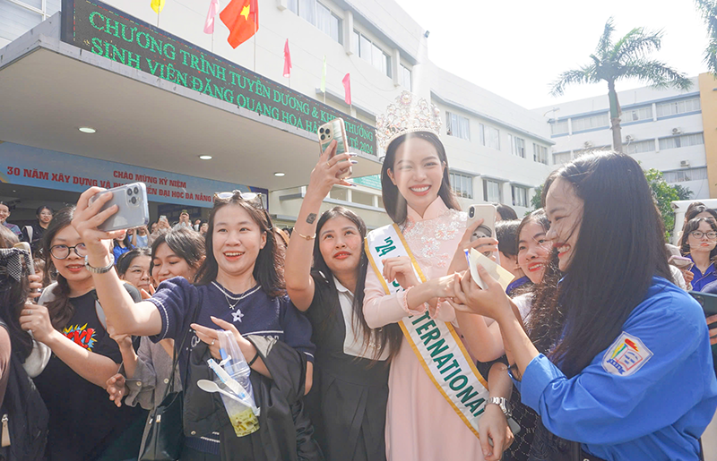 Hoa hậu Quốc tế Thanh Thủy giao lưu với ĐH Ngoại ngữ Đà Nẵng