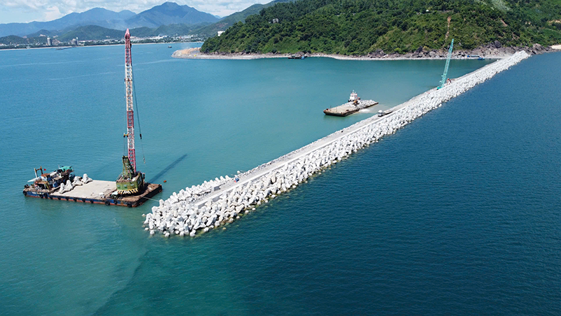 Hạng mục đê, kè chắn sóng- Dự án xây dựng bến cảng Liên Chiểu (phần Cơ sở hạ tầng dùng chung) đã thi công 72,66% khối lượng.