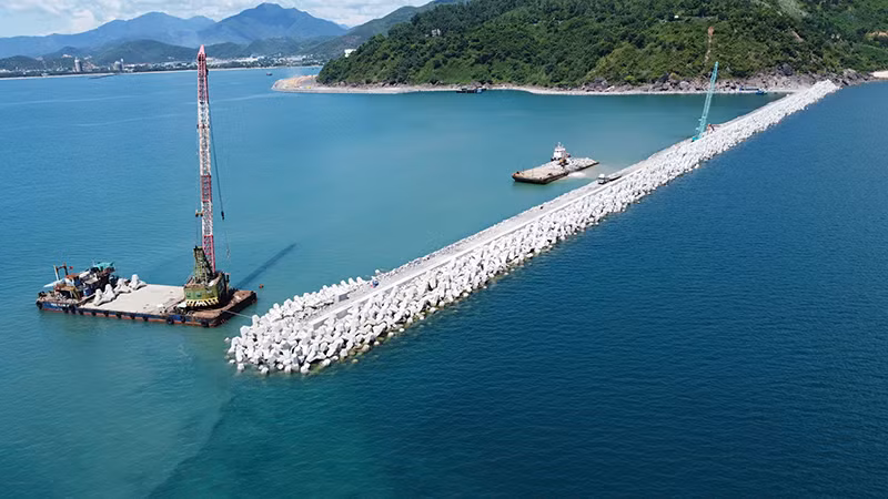 Hạng mục đê, kè chắn sóng- Dự án xây dựng bến cảng Liên Chiểu (phần Cơ sở hạ tầng dùng chung) đã thi công 72,66% khối lượng.