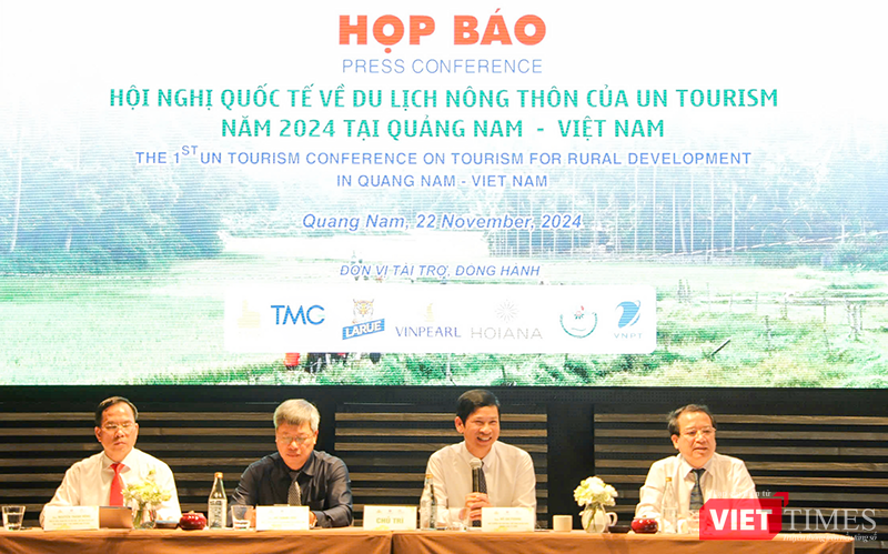 Ban tổ chức trả lời hỏi đáp tại buổi họp báo