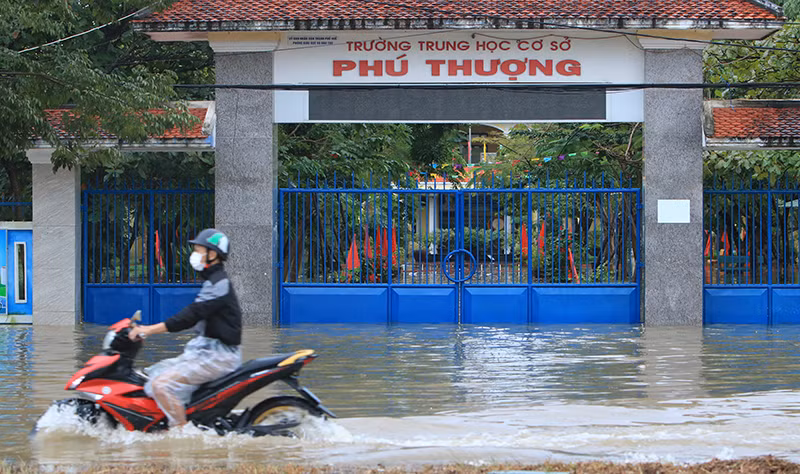 Mưa lớn khiến nhiều trường học bị ngập lụt, ngành giáo dục tỉnh Thừa Thiên Huế tiếp tục cho học sinh nghỉ học