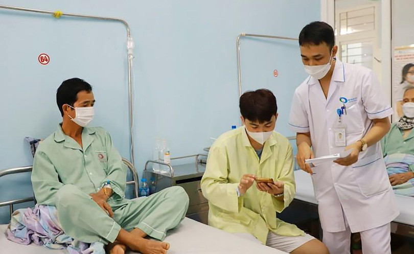 Người bệnh có thể theo dõi bệnh án, tra cứu kết quả thông qua ứng dụng trên điện thoại thông minh Người bệnh có thể theo dõi bệnh án, tra cứu kết quả thông qua ứng dụng trên điện thoại thông minh