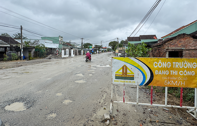 Các vị trí hư hỏng, đọng nước trên tuyến Quốc lộ 14E (đoạn qua xã Bình Quý, huyện Thăng Bình, Quảng Nam) đã được đơn vị thi công khắc phục, đảm bảo việc đi lại cho người dân.