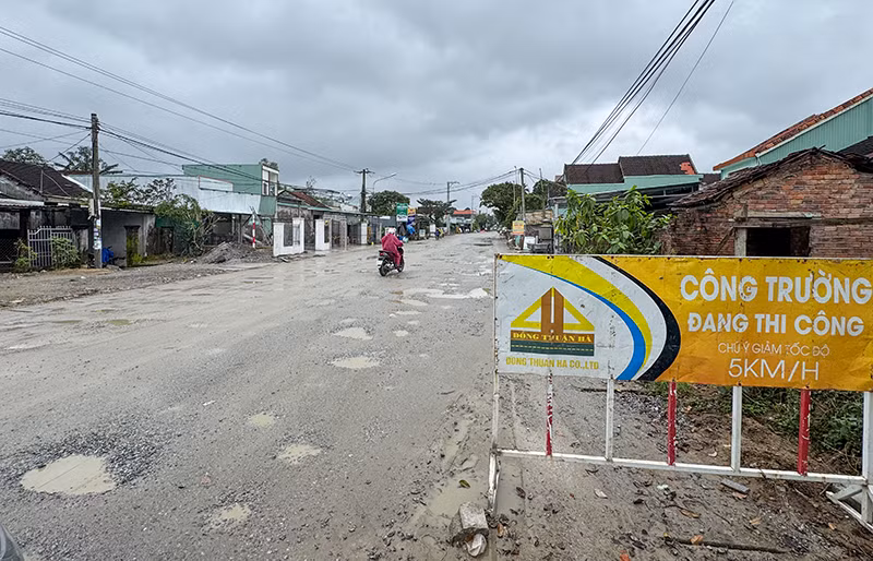 Các vị trí hư hỏng, đọng nước trên tuyến Quốc lộ 14E (đoạn qua xã Bình Quý, huyện Thăng Bình, Quảng Nam) đã được đơn vị thi công khắc phục, đảm bảo việc đi lại cho người dân.