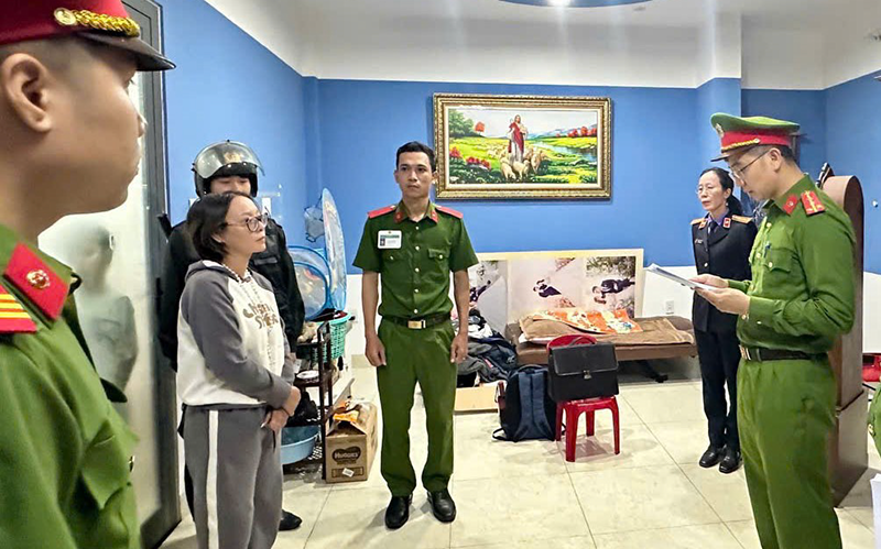 Công an Đà Nẵng tống đạt quyết định khởi tố, bắt tạm giam đối với các đối tượng (Ảnh: Công an cung cấp).