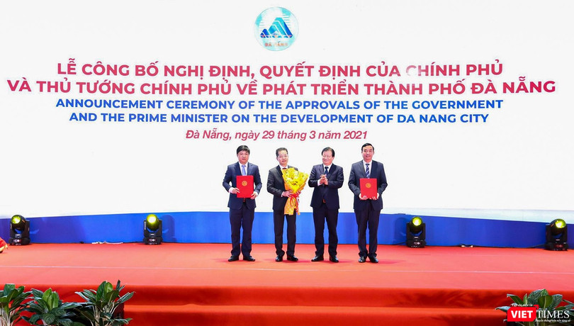  Phó Thủ tướng Trịnh Đình Dũng thay mặt Chính phủ trao quyết định cho lãnh đạo TP Đà Nẵng