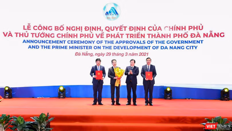  Phó Thủ tướng Trịnh Đình Dũng thay mặt Chính phủ trao quyết định cho lãnh đạo TP Đà Nẵng