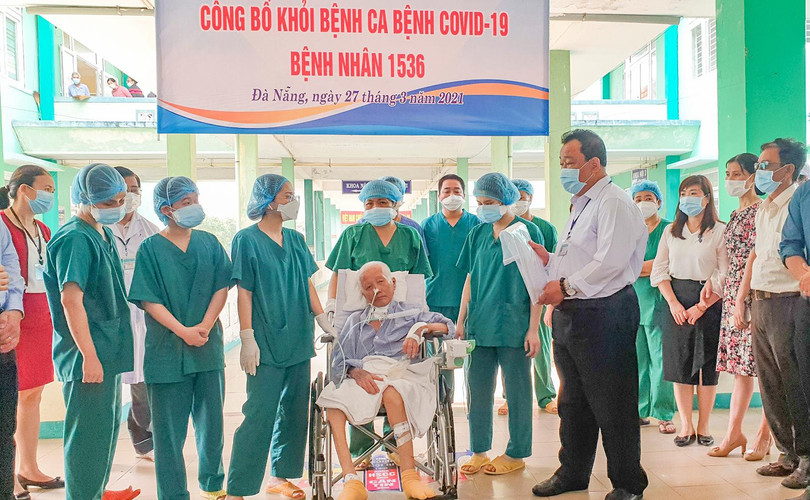 Sáng 27/3, Giám đốc Bệnh viện Phổi Đà Nẵng trao chứng nhận khỏi bệnh cho bệnh nhân mắc COVID-19 thứ 1536