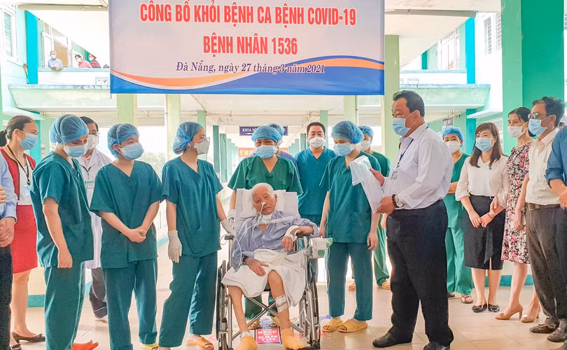 Sáng 27/3, Giám đốc Bệnh viện Phổi Đà Nẵng trao chứng nhận khỏi bệnh cho bệnh nhân mắc COVID-19 thứ 1536